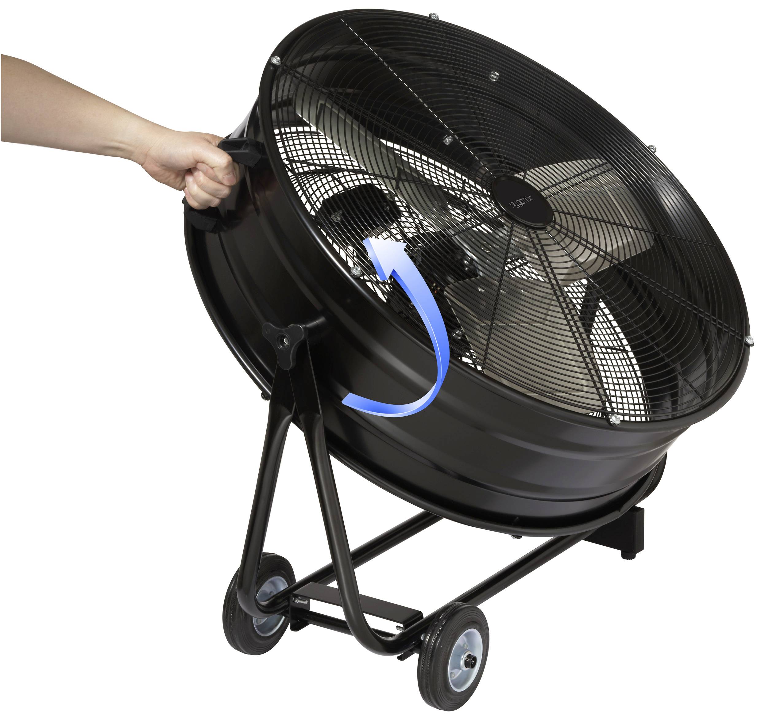 Osoba przewraca duży, czarny wentylator na kółkach do przodu. Niebieski strzałka wskazuje kierunek przewracania.