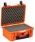 Pomarańczowy, otwarty kufer ochronny z wyściółką z pianki wewnątrz.
