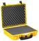 Żółta, otwarta walizka z czarną wkładką piankową wewnątrz, odpowiednia do zabezpieczania delikatnych urządzeń.