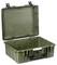 Otwarty, oliwkowozielony kufer z tworzywa sztucznego o wytrzymałej konstrukcji. Idealny do ochrony i transportu delikatnego sprzętu.