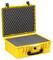 Żółty, otwarty twardy kufer z wyściółką piankową, odpowiedni do bezpiecznego transportu delikatnego sprzętu.