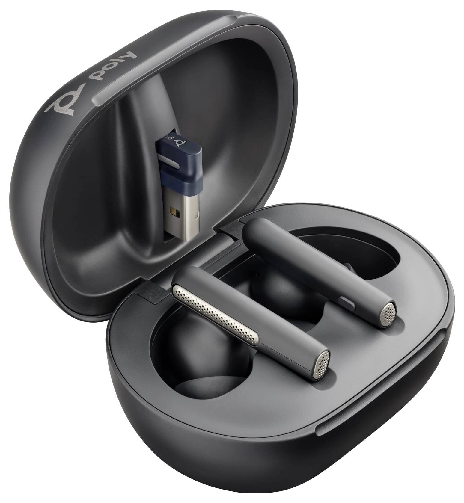 Czarna ładowarka otwarta, wewnątrz dwa bezprzewodowe słuchawki oraz adapter USB. Na etui widnieje napis 'poly'.