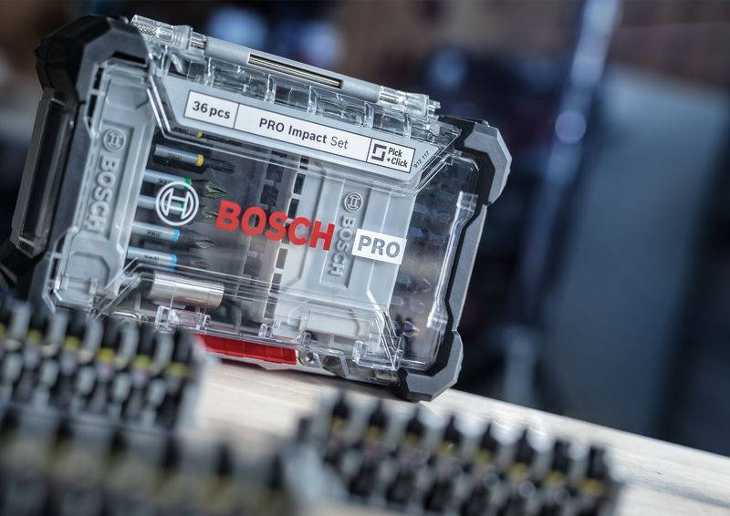 Zestaw udarowy Bosch PRO składający się z 36 elementów, prezentowany w przezroczystym pudełku z tworzywa sztucznego na stole.