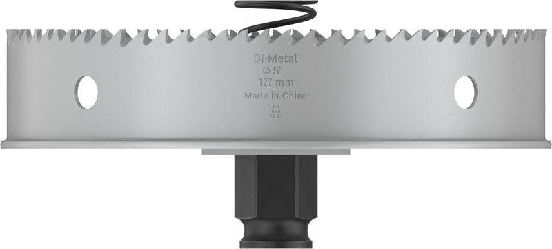 Dwumetalowa piła otworowa, 95 mm, głębokość 127 mm. Zęby ząbkowane dla wydajnej obróbki materiału. Czarne mocowanie widoczne od spodu.