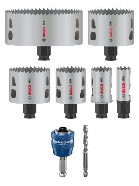 Pięć pił otworowych o różnych rozmiarach, widoczne logo Bosch. Na dole adapter i wiertło do użycia z piłami otworowymi.