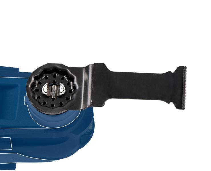 Niebieskie elektryczne narzędzie wielofunkcyjne z zamocowaną czarną końcówką do precyzyjnych prac tnących.