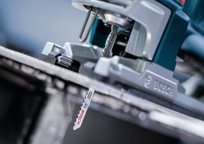 Wyrzynarka firmy Bosch z zamontowanym brzeszczotem, która umożliwia precyzyjne cięcie.