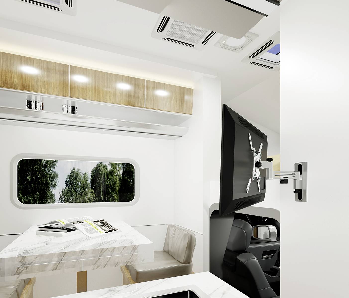 Nowoczesne wnętrze kampera z marmurowym stolikiem, półkami ściennymi i oknem w tle z widokiem na drzewa. Ekran jest zamontowany na ścianie.