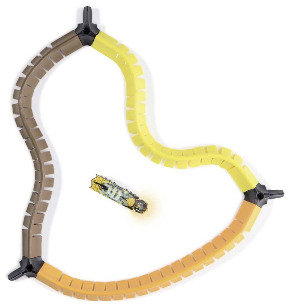 Zabawkowa gąsienica porusza się po zakrzywionej, trójkolorowej trasie złożonej z żółtych, brązowych i pomarańczowych segmentów.