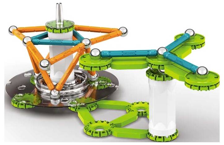 Magnetyczna konstrukcja budowlana składająca się z pomarańczowych trójkątów, zielonych pierścieni, srebrnych kul i niebieskich prętów, tworząca nowoczesną strukturę.