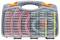 Plastikowe pudełko z przezroczystą pokrywką, wypełnione licznymi bateriami w różnych kolorach. Nazwa marki widoczna na bateriach.