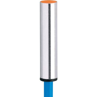 Srebrny cylinder metalowy o gładkiej, lśniącej powierzchni.