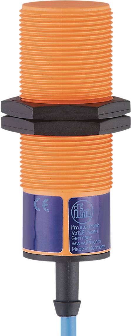 Cylindryczny czujnik indukcyjny w pomarańczowej obudowie z niebieskim logo firmy ifm electronic, otoczony czarnym tworzywem sztucznym.