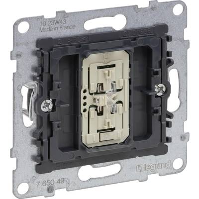 Elektryczna wtyczka Legrand, model 7 650 49, wykonana z metalu i tworzywa sztucznego, bez pokrywy zewnętrznej, przeznaczona do montażu naściennego.