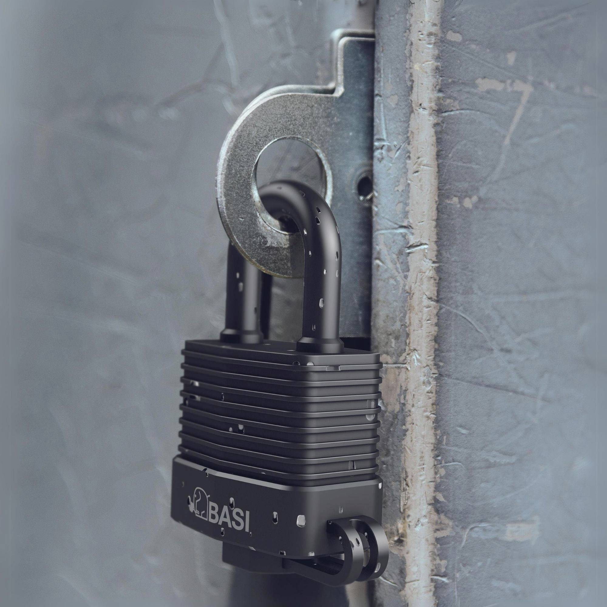 Czarny kłódka wisi na metalowych drzwiach. Jest lekko otwarta i wykazuje oznaki wilgoci.