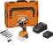 Zestaw akumulatorowego wkrętaka udarowego z czarno-pomarańczową wiertarką, ładowarką, akumulatorem, wiertłami i solidnym walizką. Idealny dla majsterkowiczów.