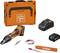 Obraz przedstawia zestaw elektronarzędzi ze składającym się na niego pomarańczowym kuferkiem, akumulatorową wkrętarką, ładowarką, dodatkowym akumulatorem, taśmą klejącą, długopisem i miarką.