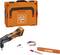 Pomarańczowy zestaw elektronarzędzi składający się z narzędzia oscylacyjnego, pomarańczowej walizki, akcesoriów, taśmy klejącej oraz długopisu.