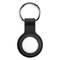 Okrągły, czarny brelok metalowy z otworem pośrodku, odpowiedni do zawieszenia na kluczach lub torbach.