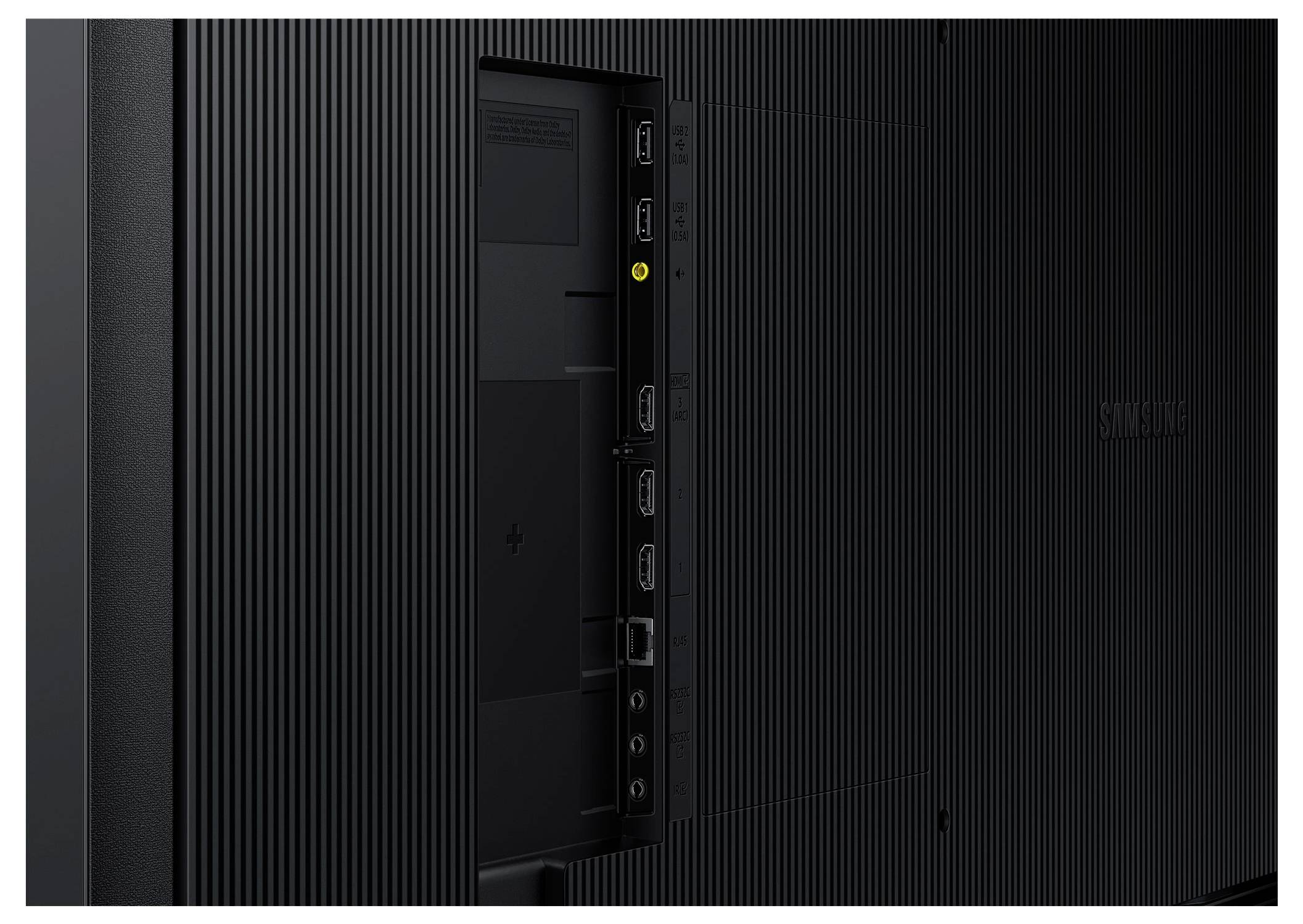 Tylna strona telewizora z wieloma złączami HDMI i USB po lewej stronie. Widoczna jest strukturyzowana, czarna obudowa.