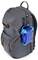 Szary plecak z wieloma komorami, do którego przymocowana jest niebieska, wytrzymała osłona. Idealny do aktywności na świeżym powietrzu.