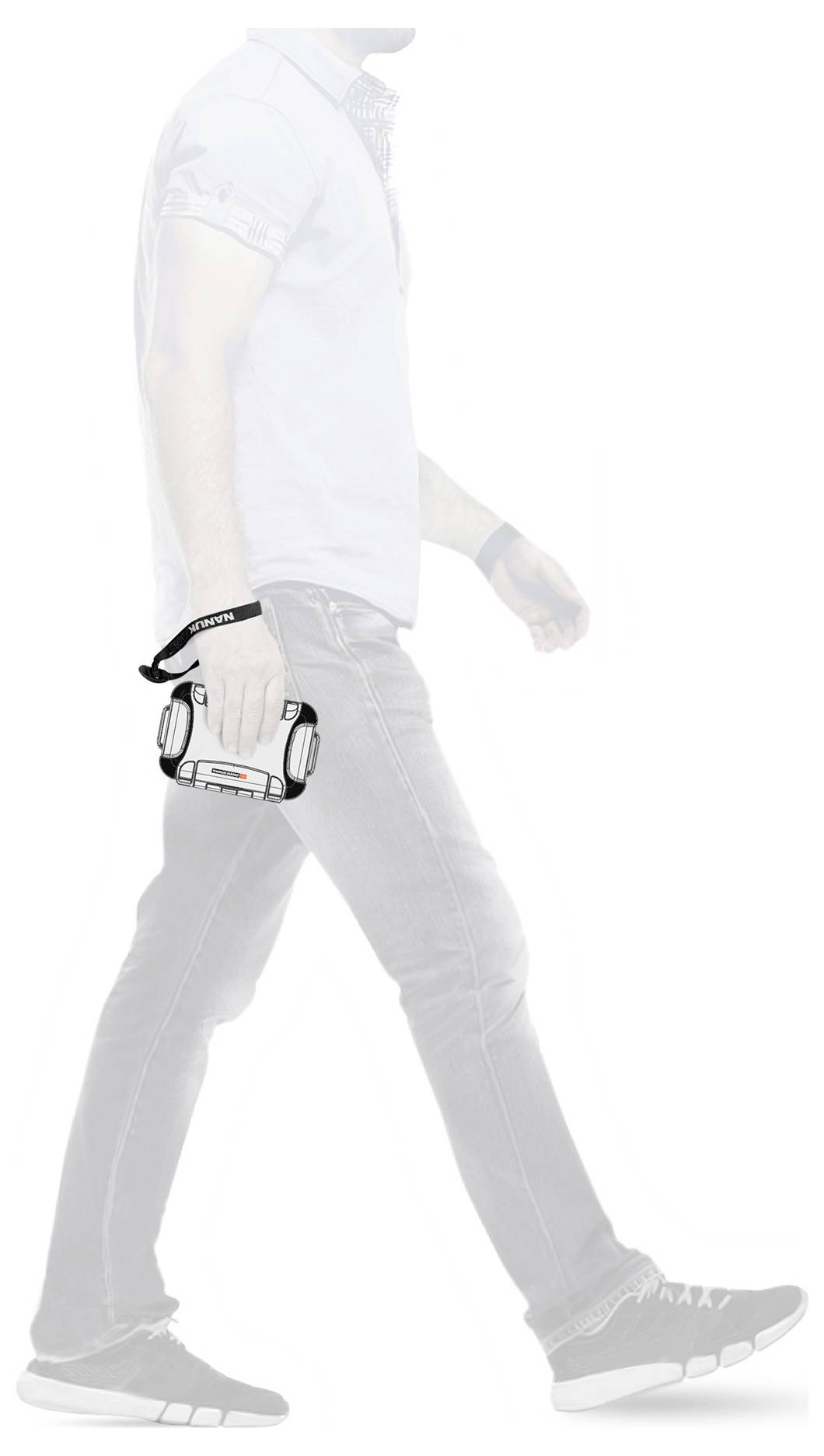 Mężczyzna idący, trzyma aparat w prawej ręce. Aparat jest przewieszony paskiem przez nadgarstek.