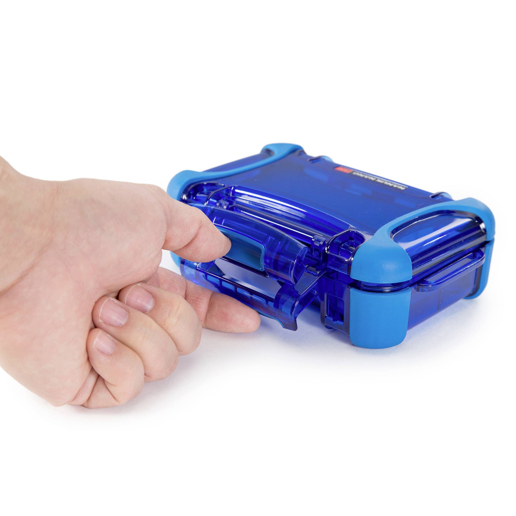 Jedna ręka trzyma niebieskie plastikowe pudełko z uchwytem.