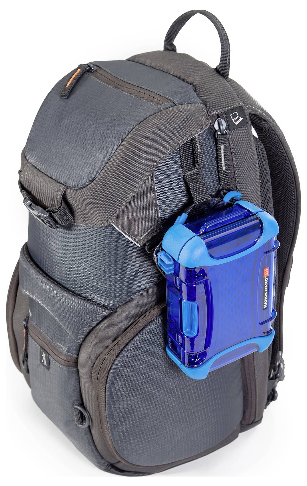 Szary plecak z wieloma komorami, do którego boku przymocowany jest niebieski twardy pojemnik.