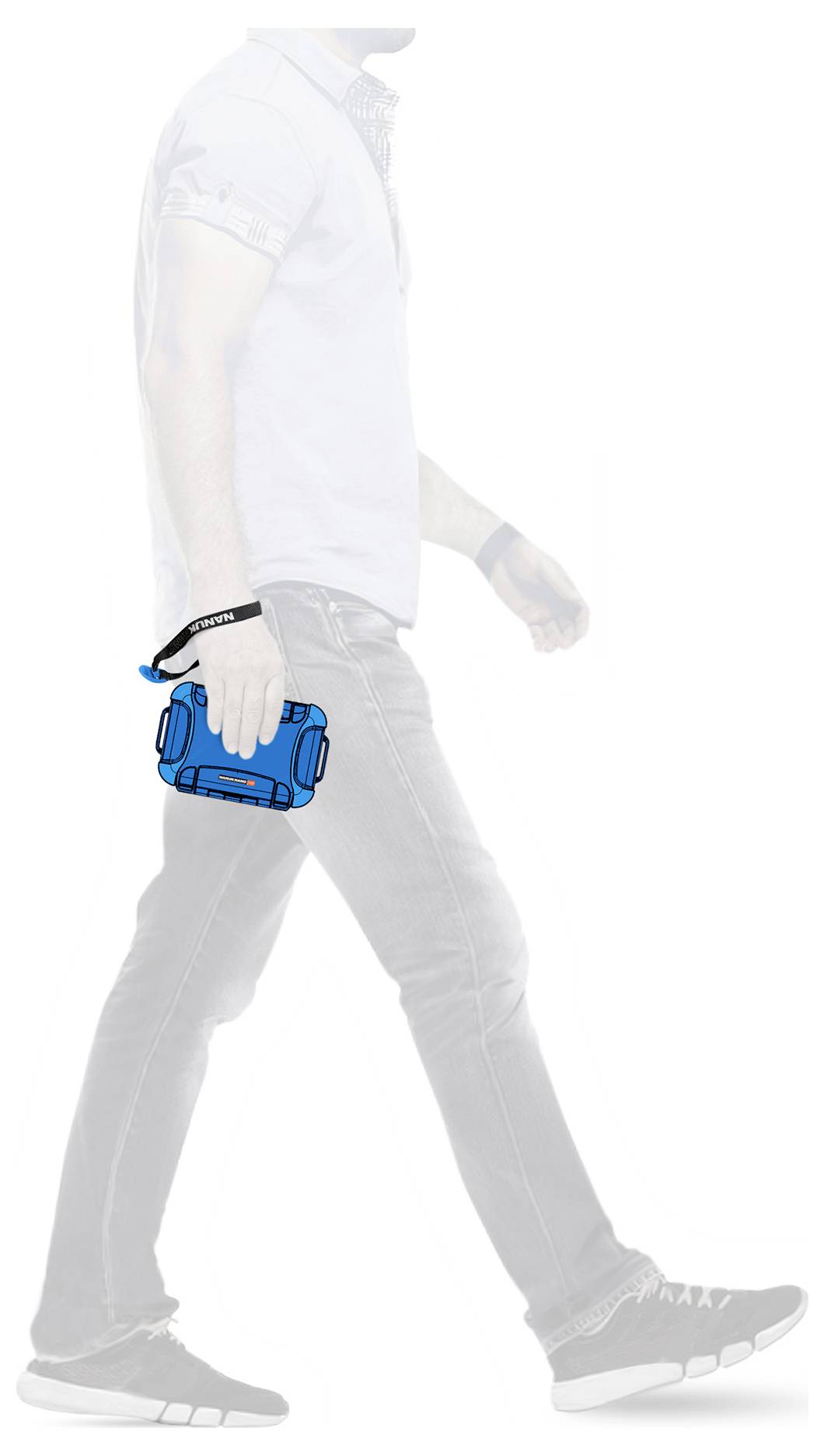 Osoba idąca bokiem, trzymająca niebieską kamerę w ręce. Kamera posiada czarny pasek na nadgarstku.