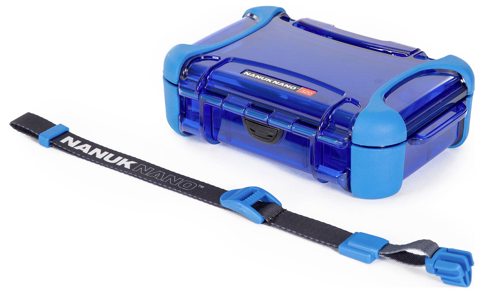 Niebieskie, prostokątne etui z tworzywa sztucznego z zapięciami na klamry i paskiem obok, prezentowane z etykietą 'NANUK NANO'.