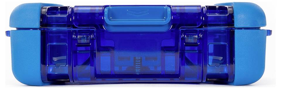 Przezroczyste, niebieskie pudełko z tworzywa sztucznego z zatrzaskami po bokach, odpowiednie do przechowywania małych przedmiotów.