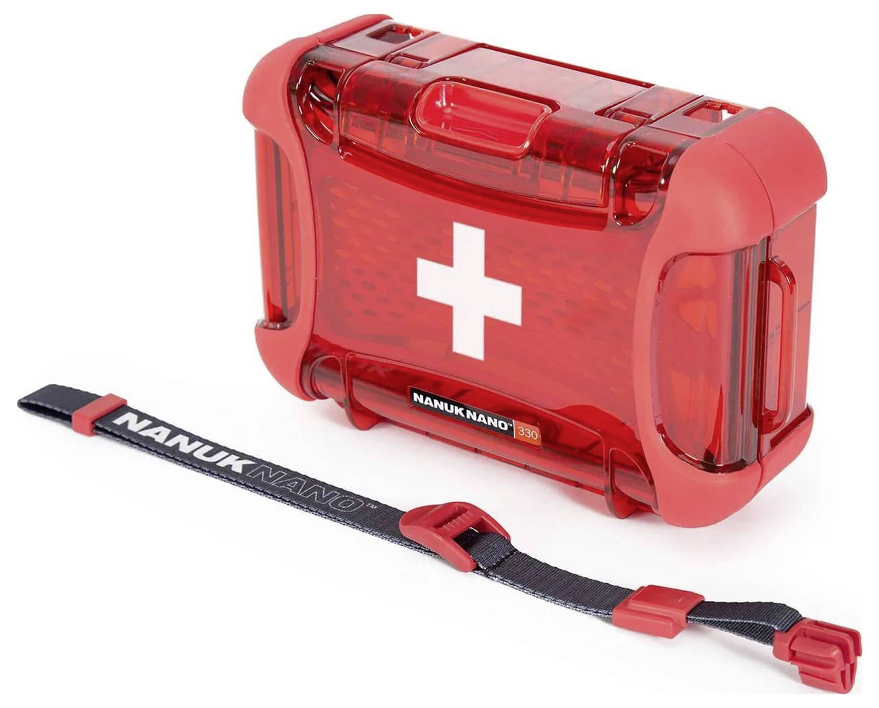 Czerwony zestaw pierwszej pomocy z białym symbolem krzyża na przedniej stronie leży obok czarnego paska do przenoszenia z napisem 'Nanuk NANO'.