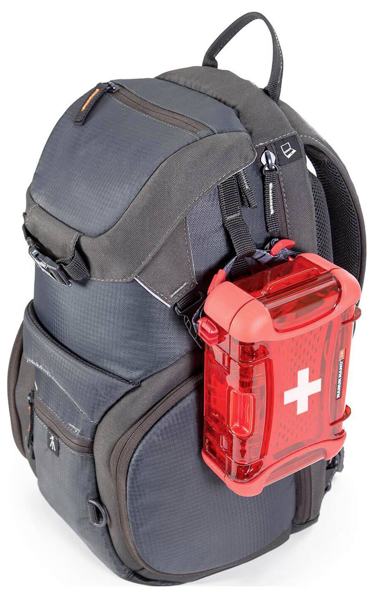 Szary plecak z czerwonym zestawem pierwszej pomocy przymocowanym z boku.