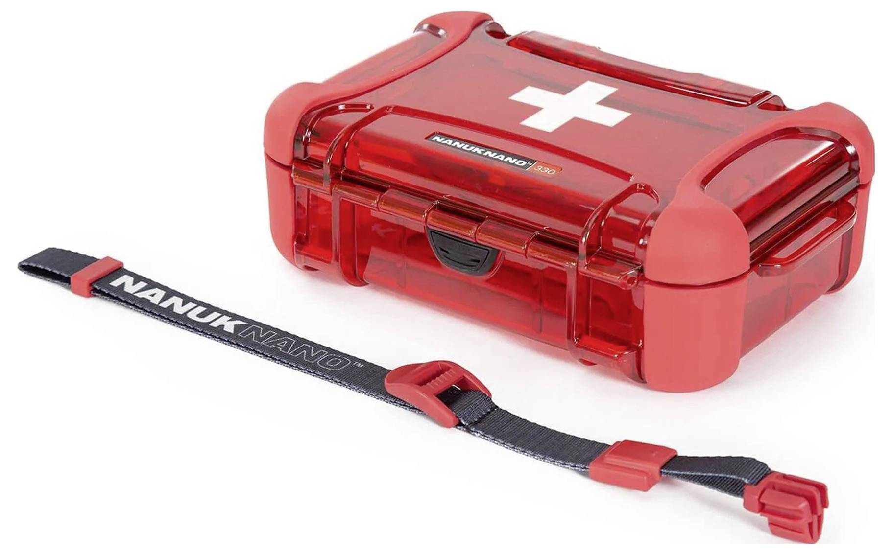 Czerwony, przezroczysty apteczka pierwszej pomocy z białym krzyżem na pokrywie. Obok leży czarny pas z napisem 'NANUK NANO'.