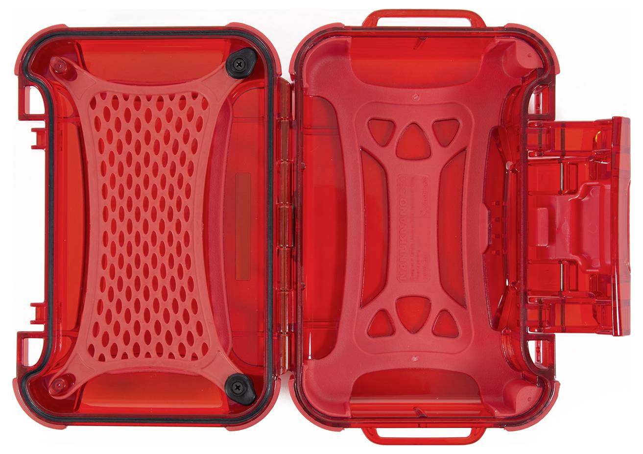 Przezroczysty, sztywny futerał ochronny z wentylowanym wzorem na jednej stronie. Otwarty, ukazujący wnętrze i mechanizm zamknięcia.