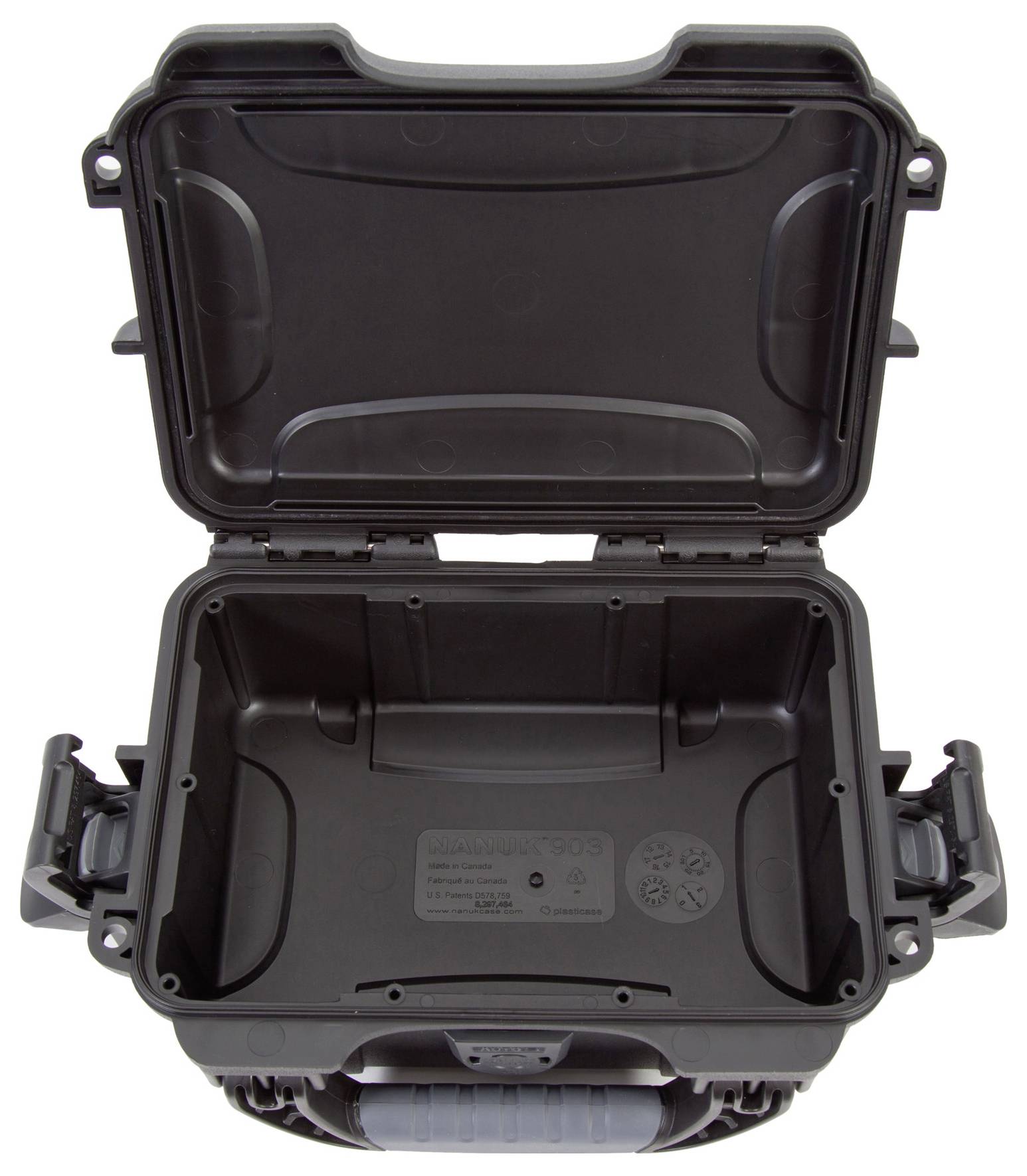 Otwarty, czarny twardy kufer z wyściółką piankową wewnątrz. Kufer posiada solidne metalowe zamknięcia po bokach.