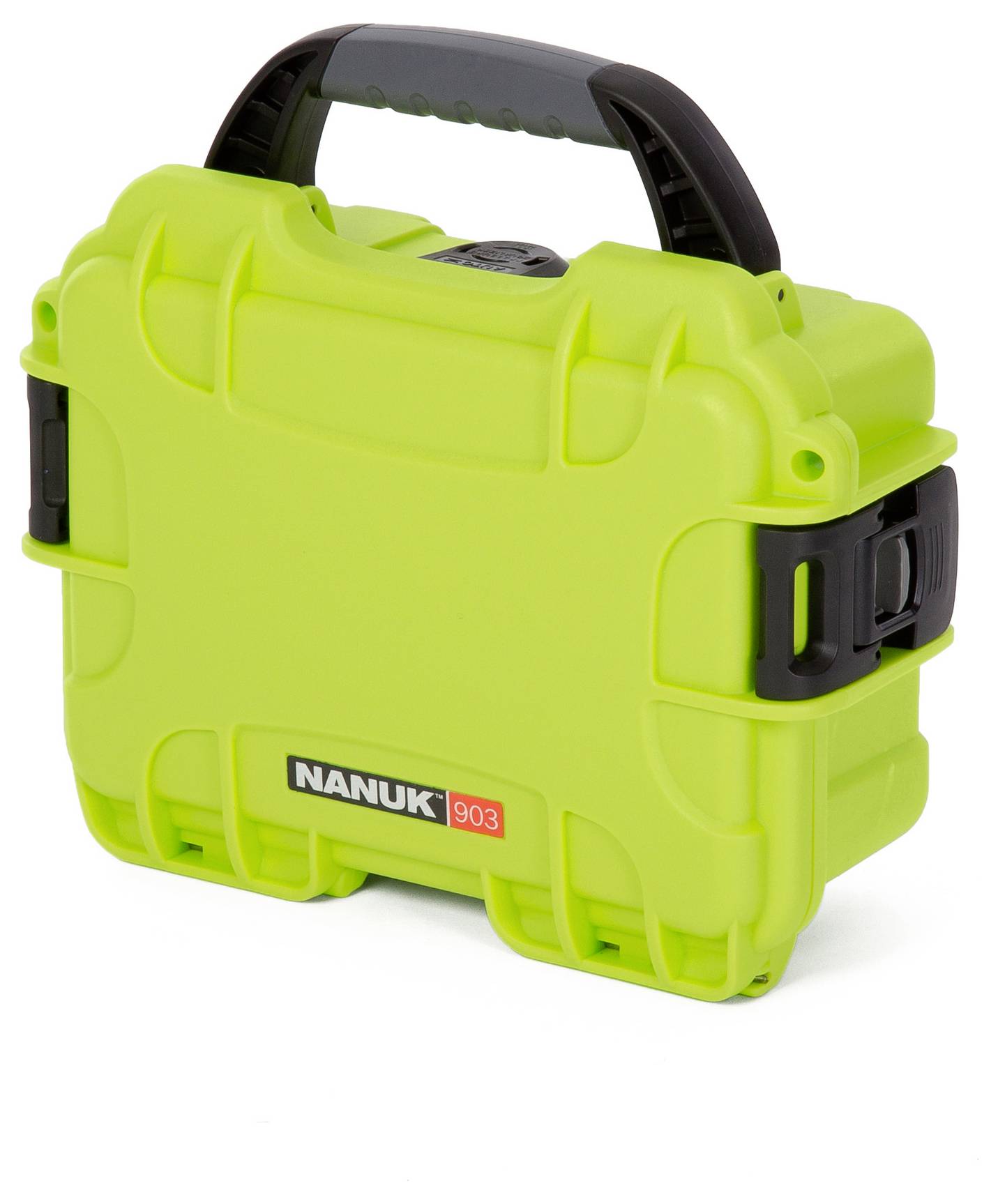 Zielony, przenośny futerał ochronny o wytrzymałej konstrukcji z czarną rączką, z logo 'Nanuk 903'. Doskonale nadaje się do przewożenia delikatnego sprzętu.