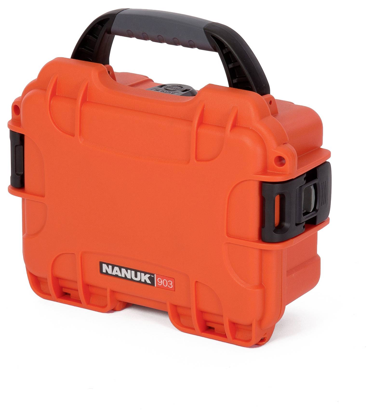 Pomarańczowa, wytrzymała walizka marki 'Nanuk 903' z czarnym uchwytem i zamknięciami, odpowiednia do bezpiecznego transportu.