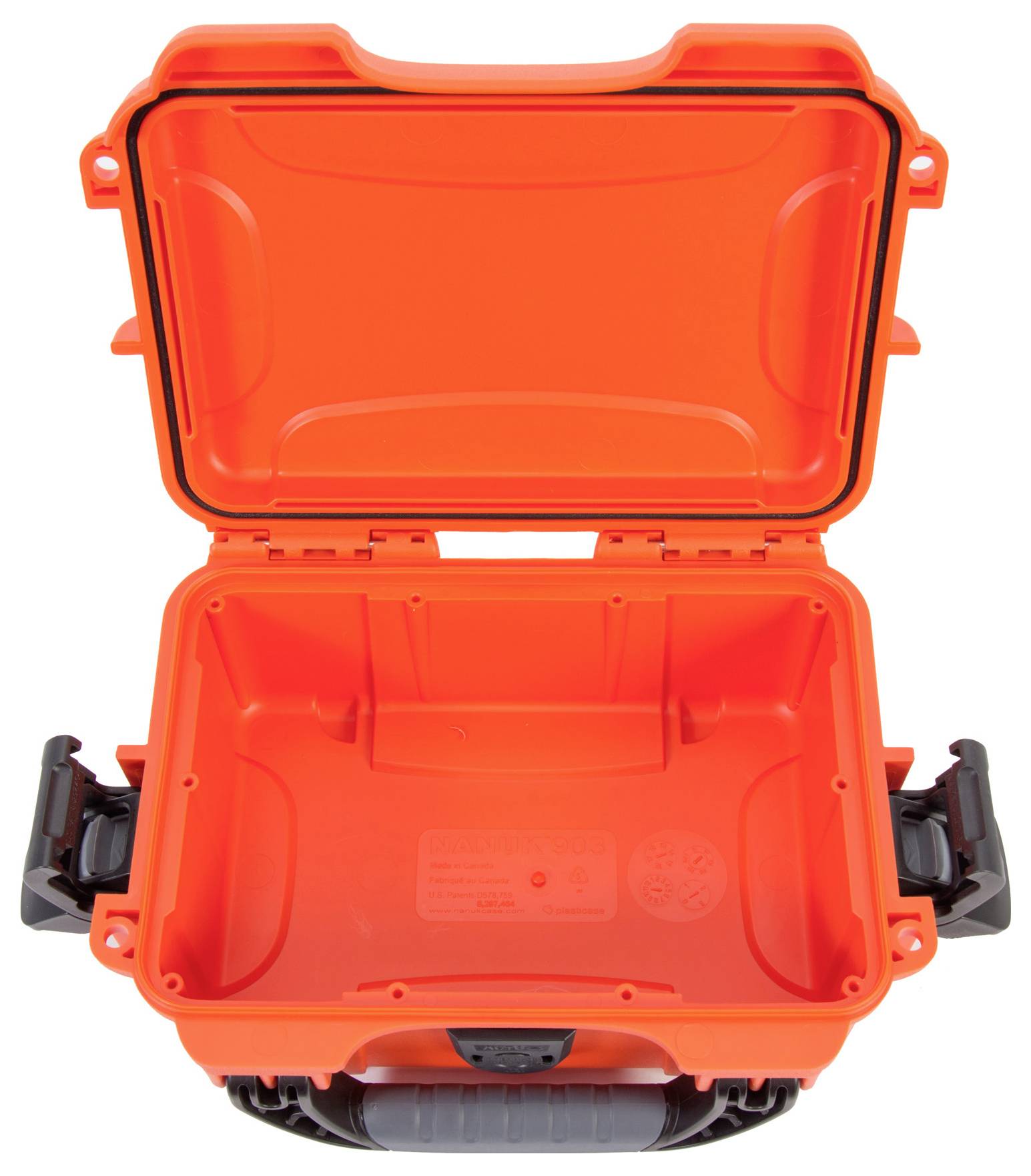 Otwarty, pomarańczowy plastikowy kufer z czarną rączką i zamknięciami. Kufer jest pusty.