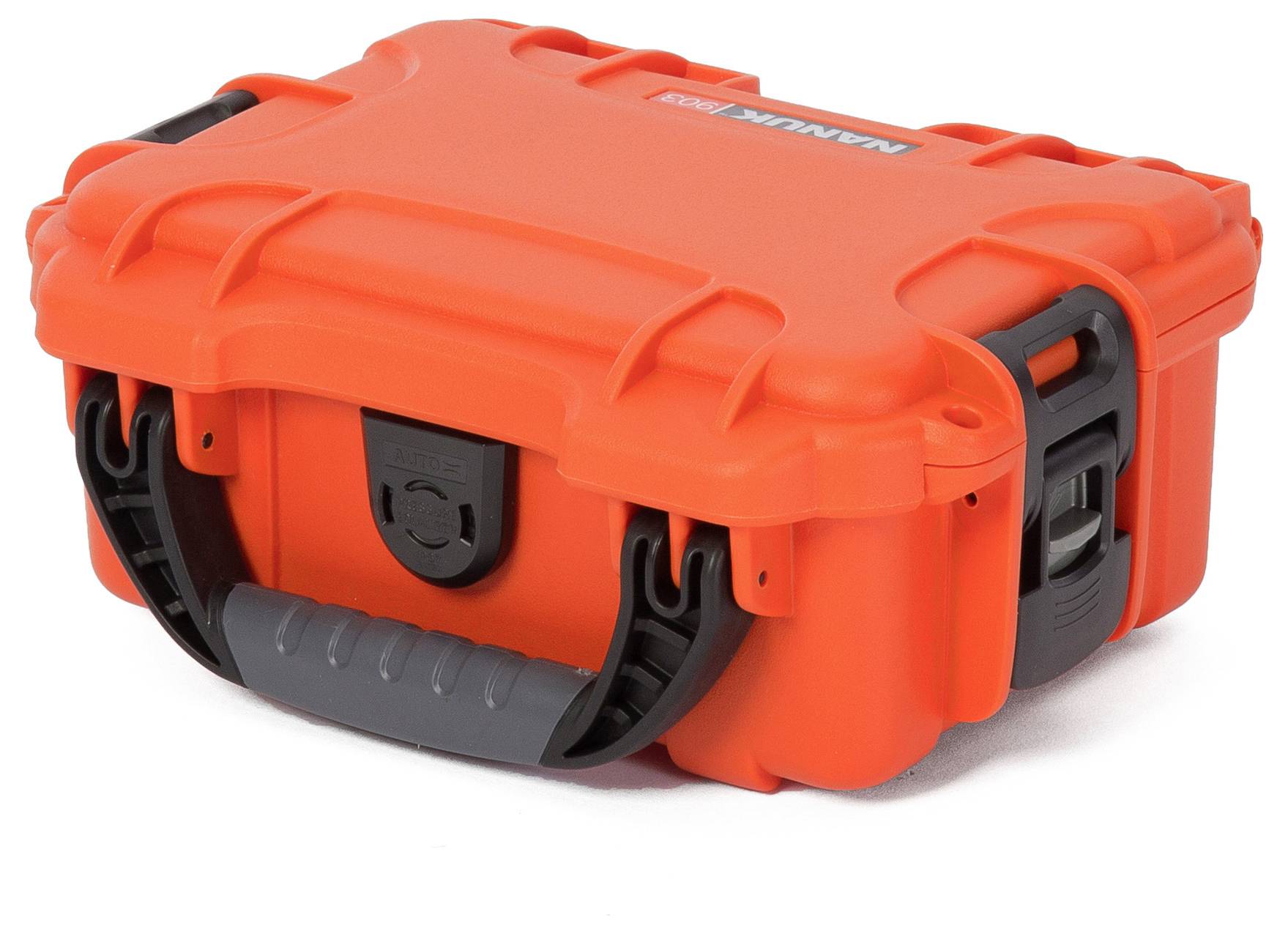 Pomarańczowy, wytrzymały kufer z czarną rączką i zamknięciami, odpowiedni do bezpiecznego przewożenia delikatnych przedmiotów.