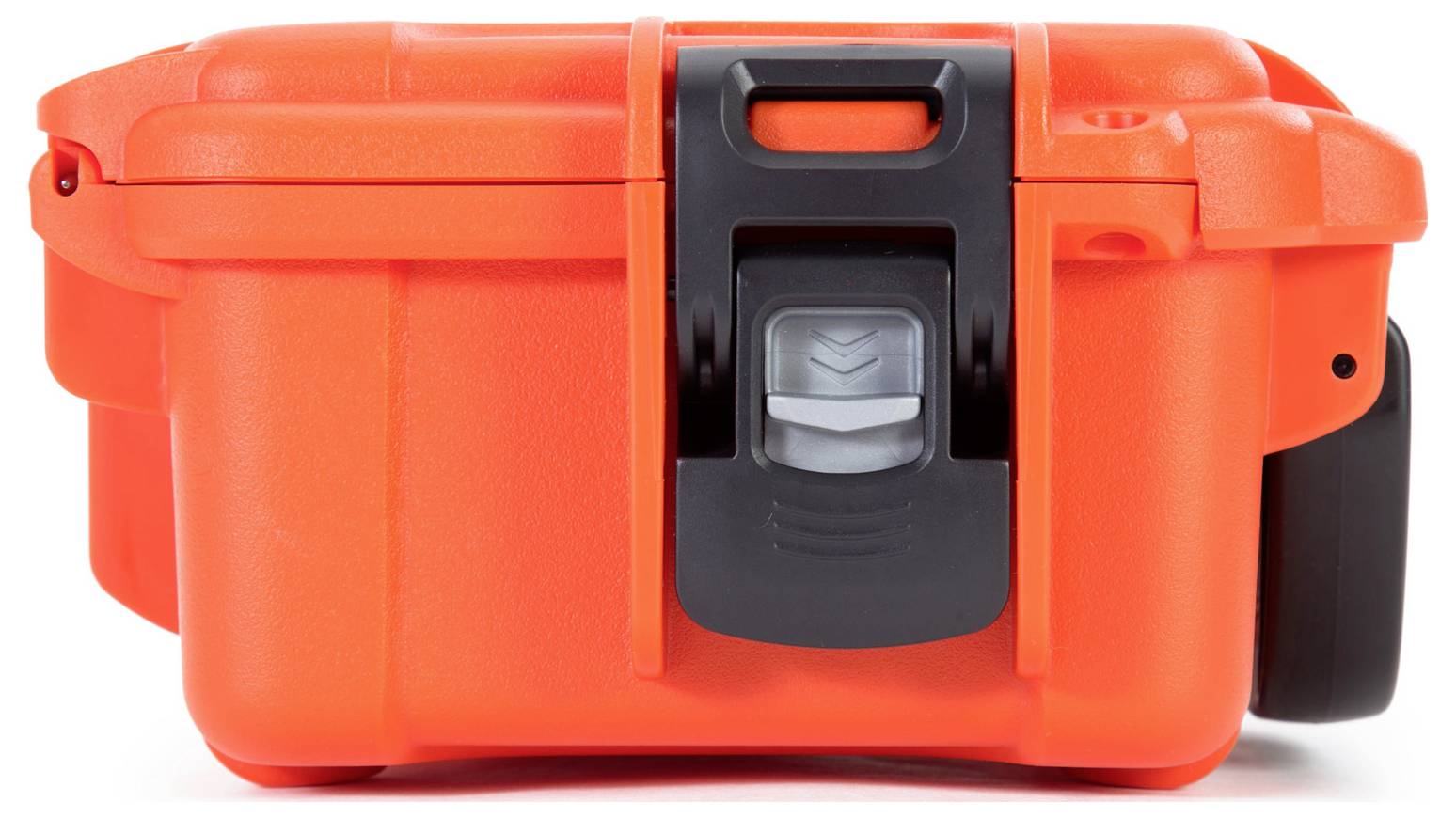 Pomarańczowa, wytrzymała skrzynia ochronna z czarnym zamknięciem, odpowiednia do bezpiecznego transportu delikatnych przedmiotów.