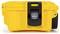 Żółty, zamknięty plastikowy kuferek z czarnym zamknięciem; odpowiedni do przechowywania i ochrony mniejszych przedmiotów.