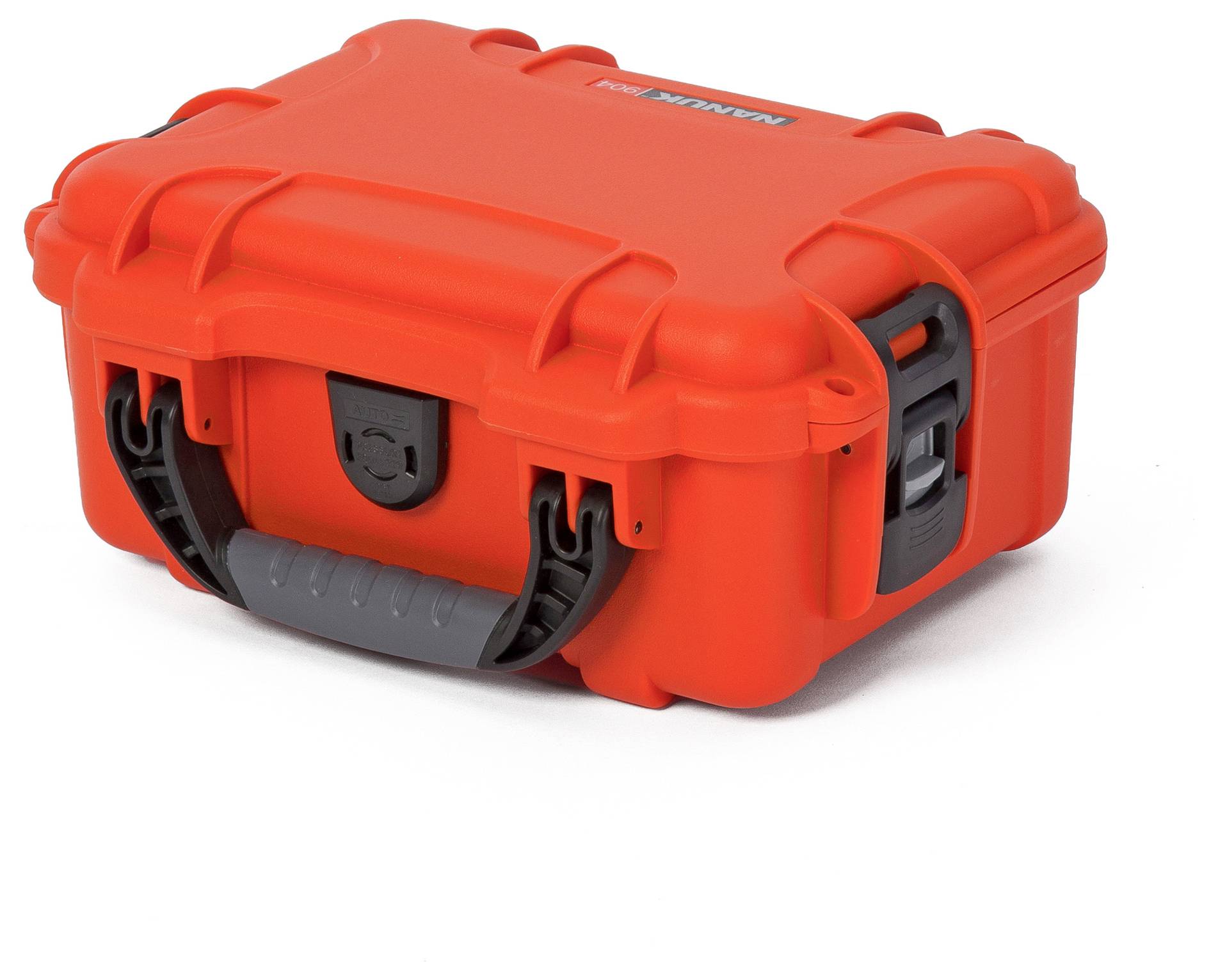 Czerwony, wytrzymały kufer transportowy z czarnym uchwytem i mechanizmami zamykającymi po bokach, przeznaczony do ochrony sprzętu.