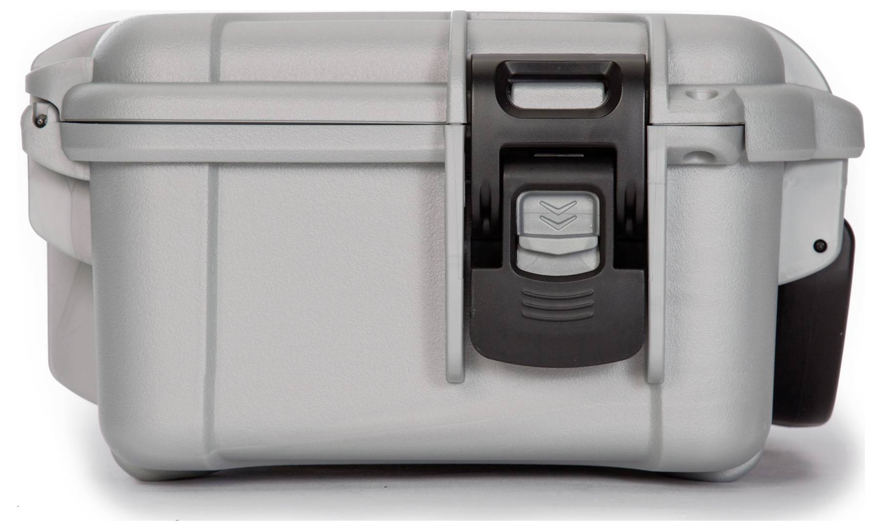 Szary, zamknięty twardy kufer z czarną klamrą zamykającą, widok z przodu.