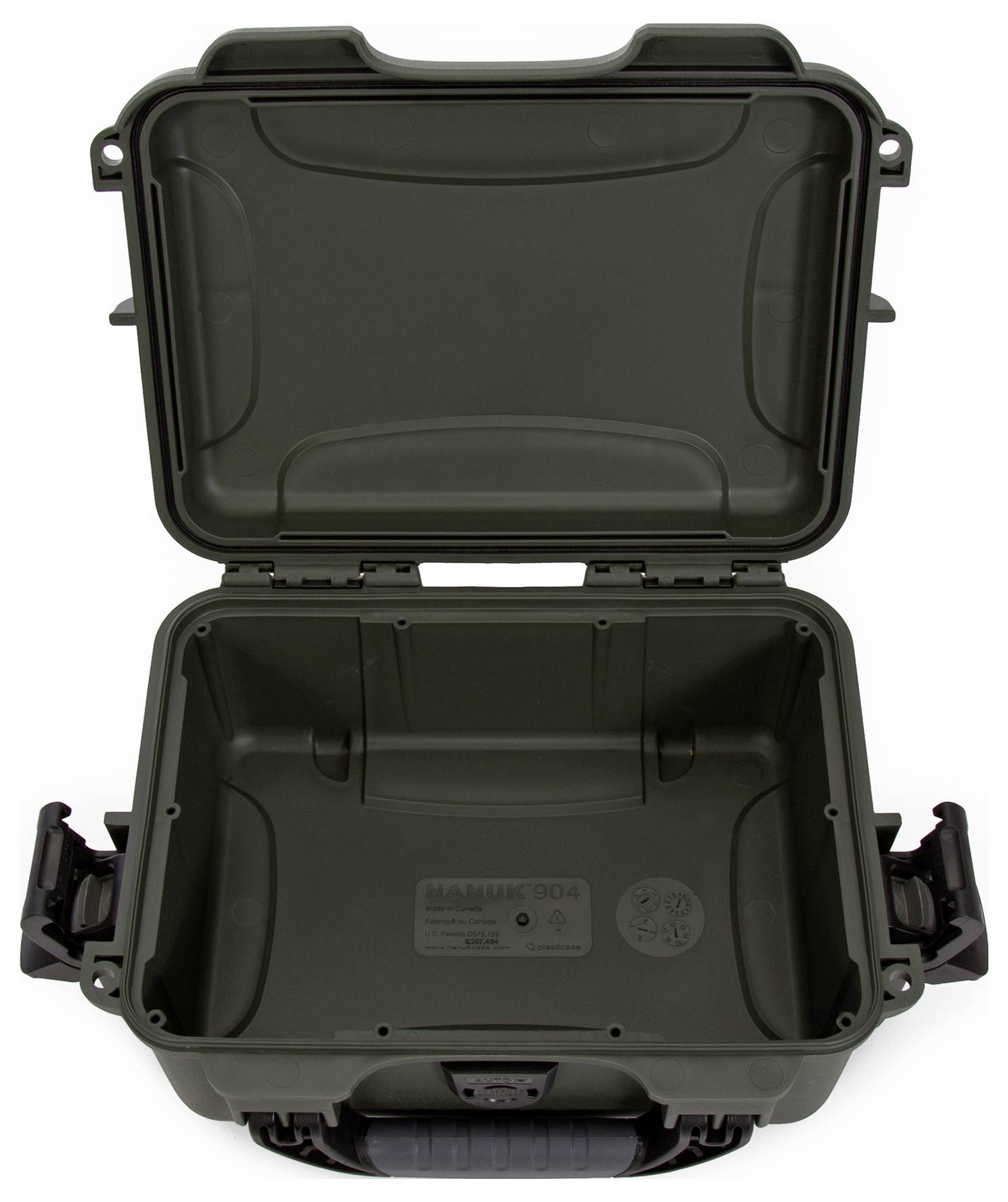 Otwarty, pusty, oliwkowozielony twardy kufer, odpowiedni do transportu delikatnego sprzętu, wytrzymały i wodoszczelny.