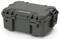 Solidna, ciemnoszara skrzynka ochronna z wzmocnionymi narożnikami i bezpiecznym systemem zamykania, odpowiednia do transportu delikatnych przedmiotów.