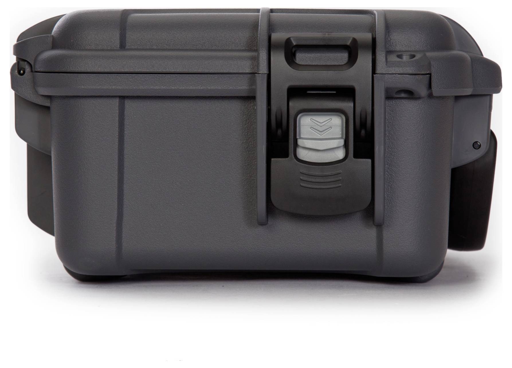 Czarny, wytrzymały twardy kufer z zatrzaskiem, uchwytem bocznym i strukturalnym wzorem. Idealny do bezpiecznego transportu.