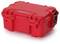 Czerwona, stabilna walizka plastikowa z czarnym zamknięciem i uchwytem; idealna do bezpiecznego przechowywania lub transportu delikatnych przedmiotów.