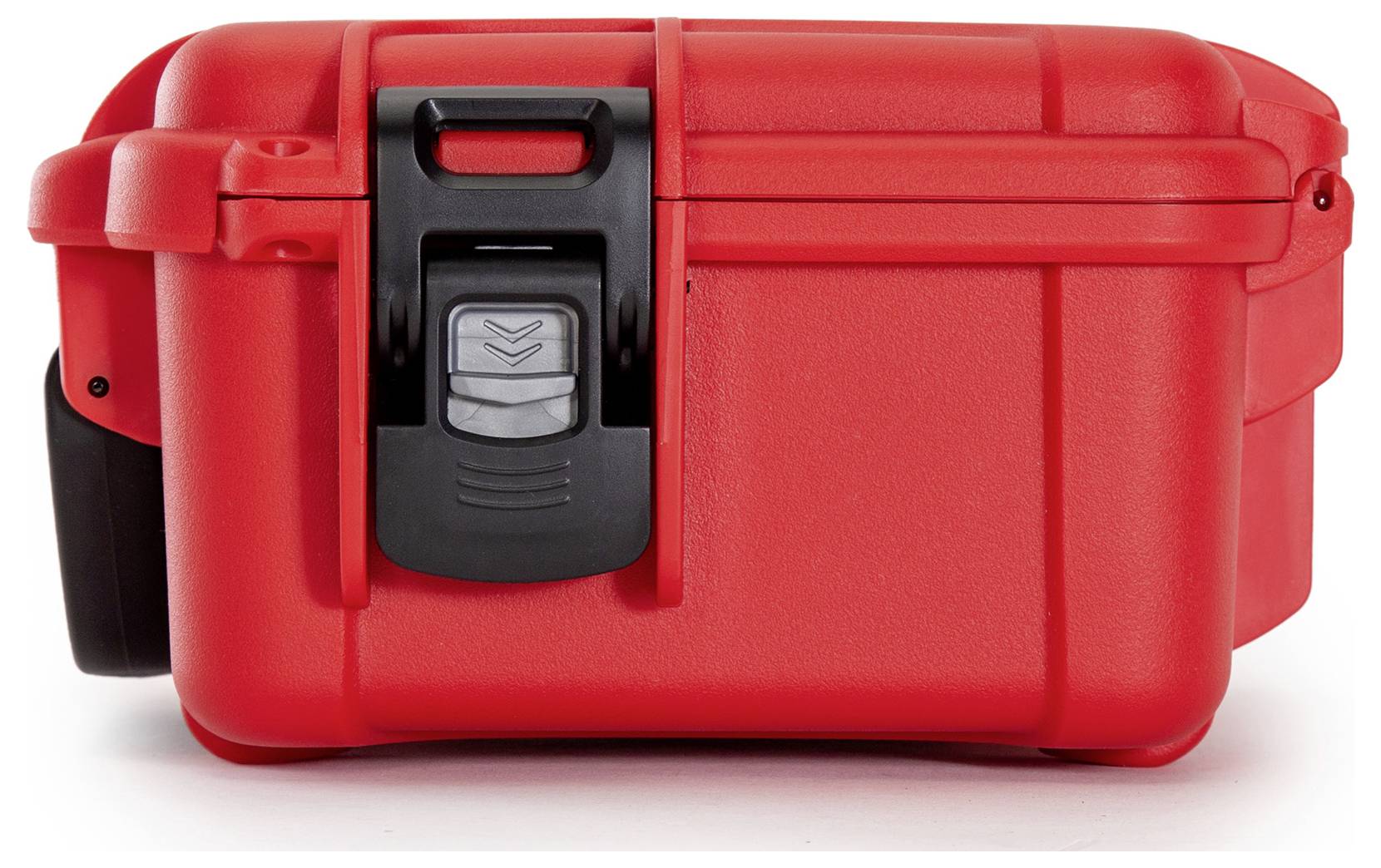 Czerwony, solidny kufer z czarnym zamknięciem, prawdopodobnie przeznaczony do bezpiecznego transportu delikatnego sprzętu.