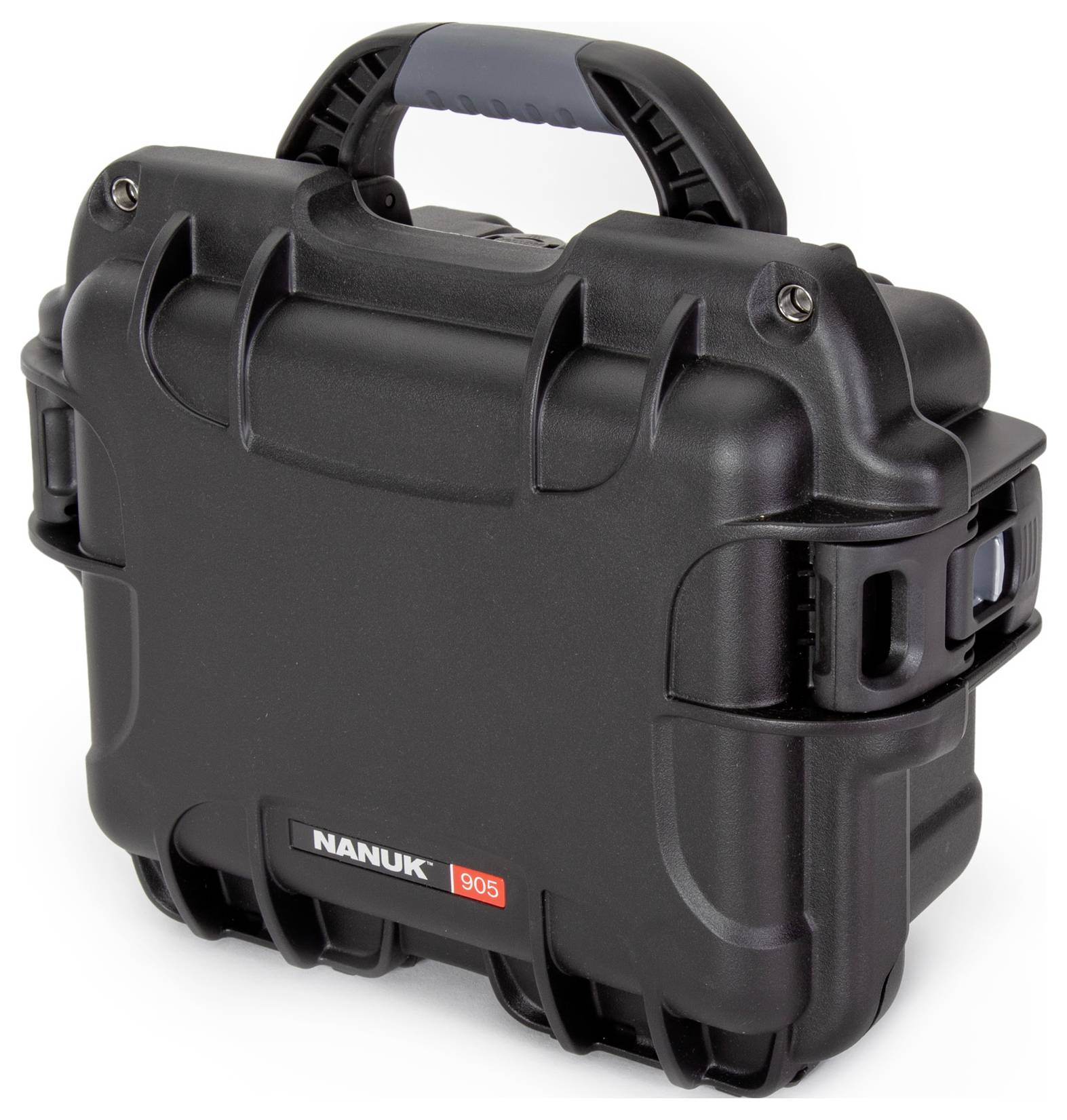 Solidny, czarny kufer ochronny marki Nanuk, model 905, wyposażony w ergonomiczny uchwyt i wykonany w technologii odpornej na wstrząsy.